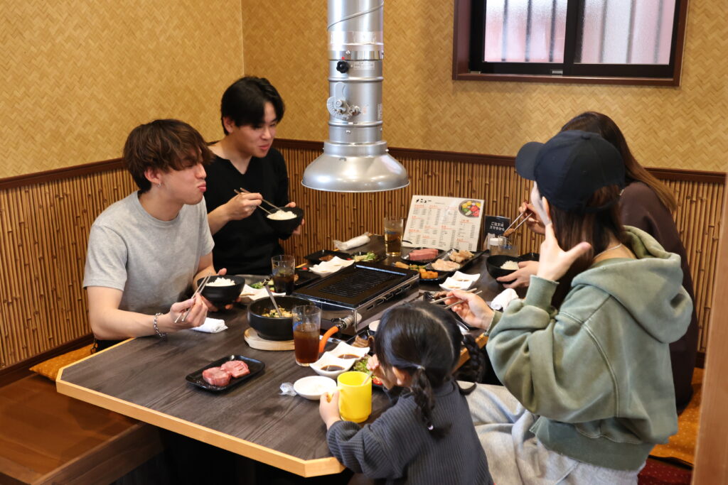 お客様が食事を楽しんでいる写真